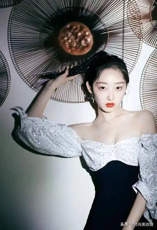 蒋梦婕有"料"又敢穿,一字肩黑白拼接连衣裙秀身材,被惊艳了