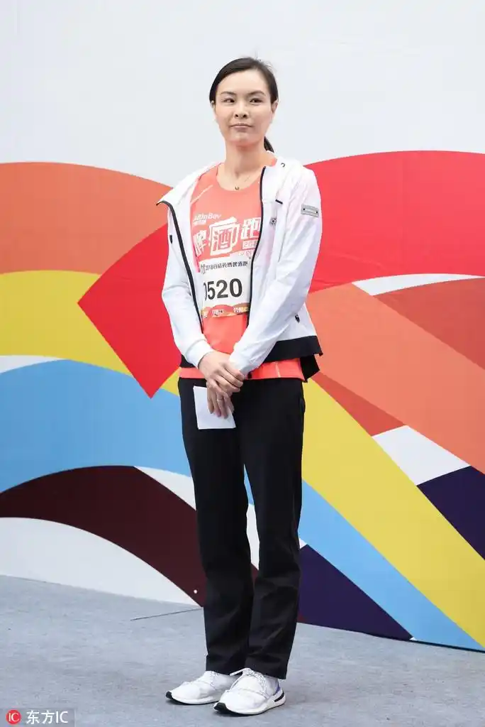 吴敏霞现身百威啤酒跑活动