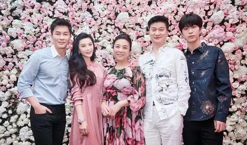 范冰冰的弟弟范丞丞,从一出生时就备受争议,45岁的张传美本想打掉他