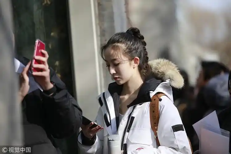 中央戏剧学院艺考继续现场美女如云