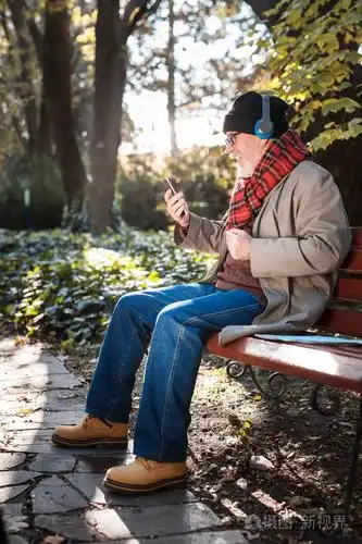 快乐快乐的老人听音乐