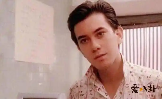 黄秋生年轻时照片以上我们了解了黄秋生是什么国际中英混血的黄秋生被