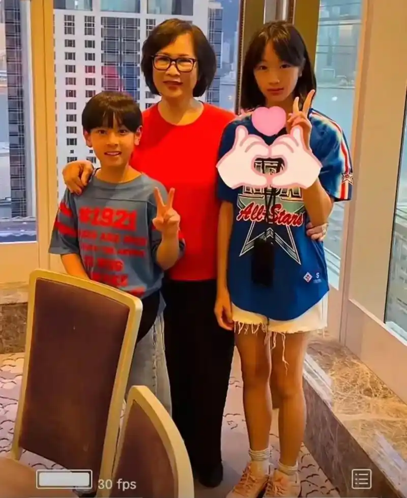 吴尊一双儿女近照,12岁neinei有点认不出来了,小姑娘个头比奶奶还高