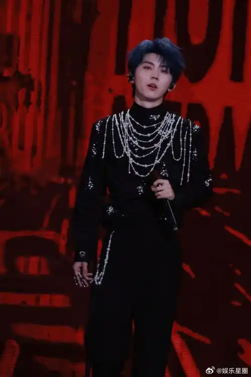 马嘉祺踩音响飙高音还有谁没看到马嘉祺澳门演唱会solo舞台《没时间