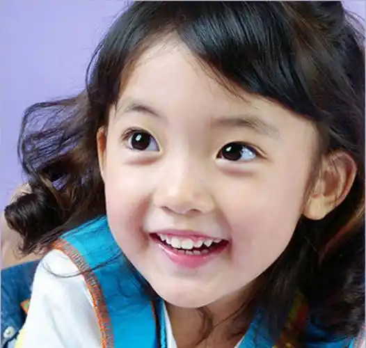 跟金裕贞一样,也参演了《一枝梅》,在里面饰演李英雅的童年时期.