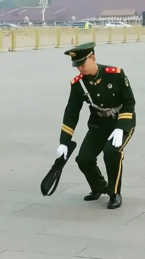 仪仗兵小哥下蹲捡东西看到他的双腿后为军人点赞