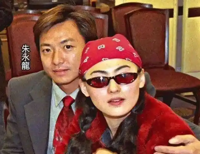 此事发生不久后,朱永龙就同意了解约,"抱得美人归"的陈岚自然是满面