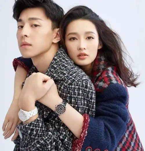 在一起了?邓伦李沁戴情侣手表两手紧握甜蜜爆表