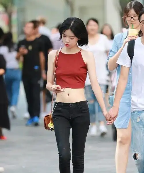 美女瘦得像个小孩子这样的打扮稍微扳回一局