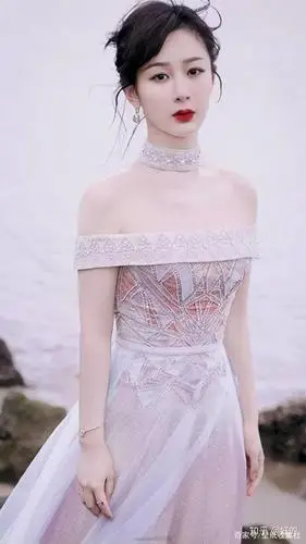 杨紫身穿白色露背礼服裙在海边拍摄杂志照,太养眼了