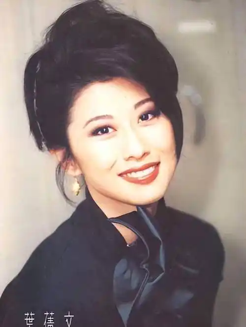 从年轻到老都时尚,但为何叶倩文,却可以优雅地老去?_风格_身材_下图