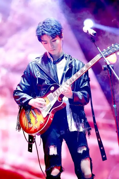 让人欲罢不能的立麦杀#王俊凯立麦杀系列往舞台上一站就能撩人于涡挝