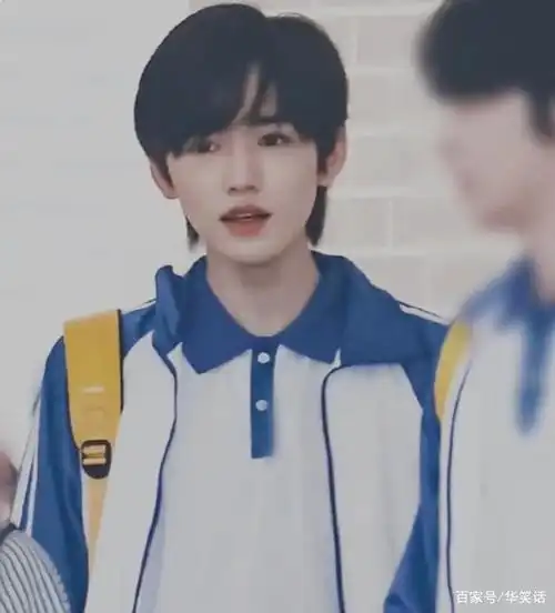 宋亚轩蓝白校服路透照片