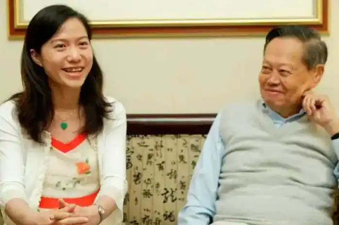 翁帆个人资料简历(与杨振宁结婚18年,白发对红妆,她无悔亦无怨)