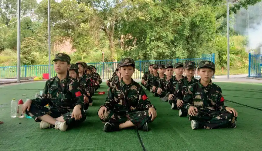 站完军姿 再给大家表演个坐姿端正