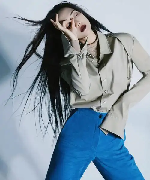 王霏霏霸气虎纹造型释出扎起高马尾野性十足时尚表现力好绝