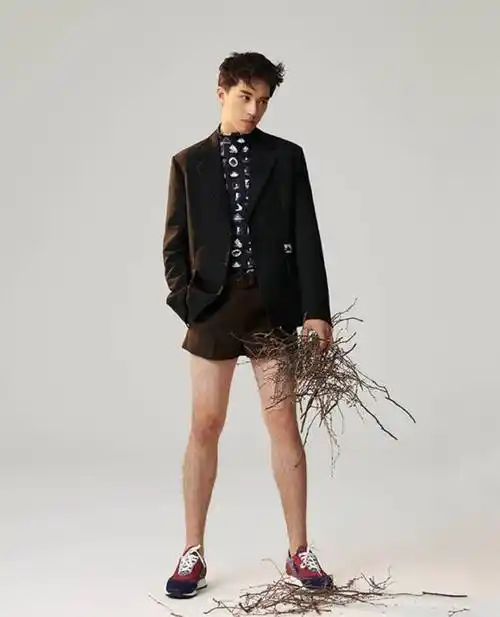 原创许魏洲登新加坡时尚封面,185cm的身高穿短裤摆造型,被腿毛抢镜