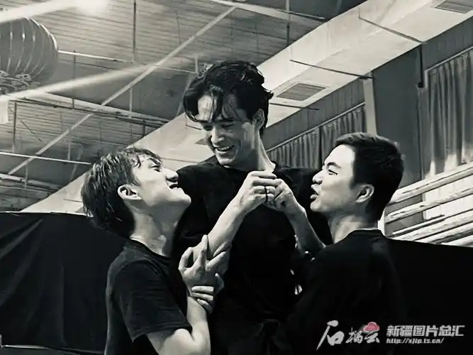 新疆好故事00后小伙两摘荷花登上春晚和元宵晚会舞台