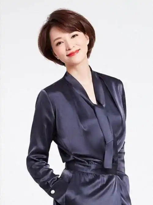 令我惊叹49岁的董卿:衣着朴素,头发不长,不戴金戴银,但气质不凡_女性