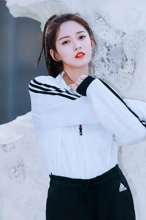 美女壁纸陈钰琪休闲运动风写真