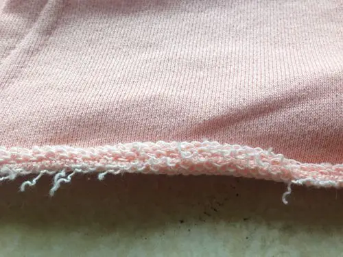 对了,衣服边沿也是毛边的,真的有点担心它进洗衣机之后会有很大的问题