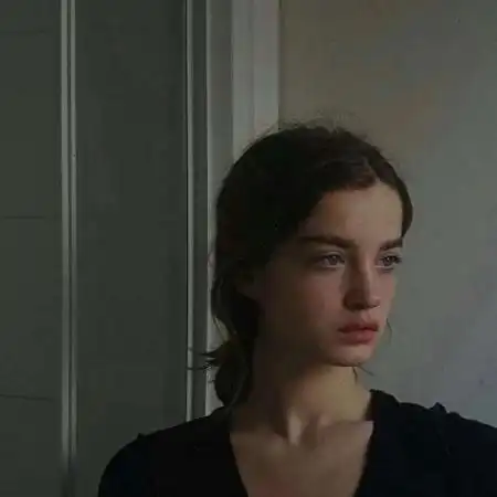 欧美女生头像ins风表情冷酷有点伤感的