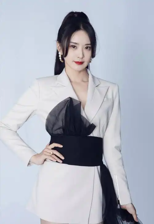 除了当主持人主持节目以外,刘烨也参与了一些表演相关的工作.