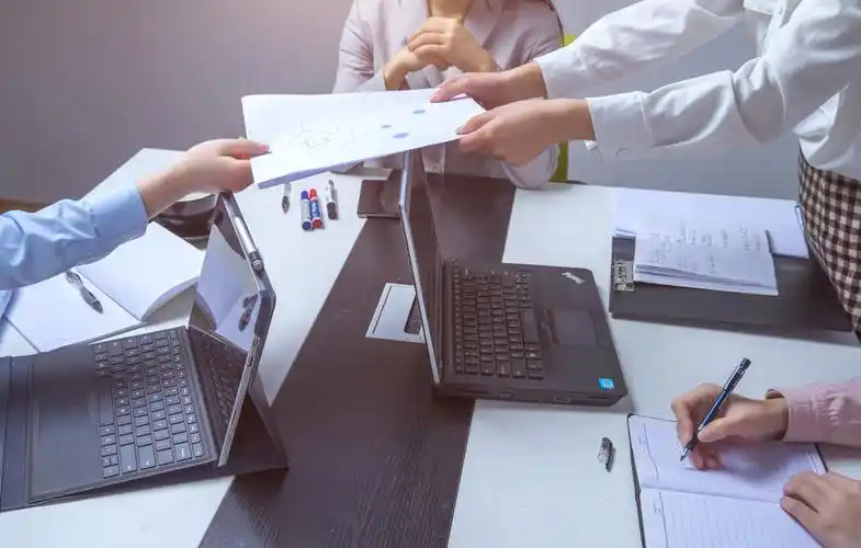 创业团队会议室开会演讲会议中商务办公图片商务交谈胜利成功图片一起