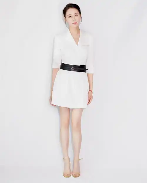 王乐君现身优秀电视剧百日展播活动简约黑白尽显大气