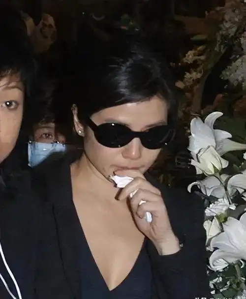 【钟楚红当今现状】自从丈夫朱家鼎因病离世后,钟楚红逐渐走出了那段