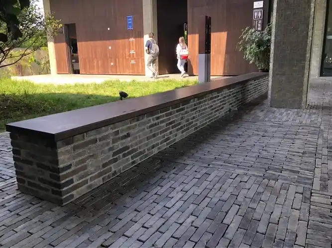 与主题呼应的条石坐凳