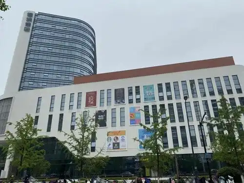 之前维权的业主告诉记者,杭州港龙城商业综合体违规销售分割式商铺