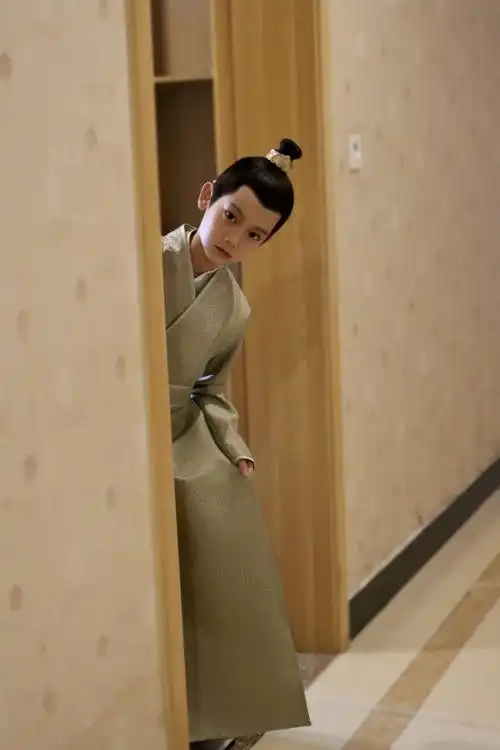 /p> p data-id="tf9wu6oszwop">2019年出演电视剧《一起深呼吸》饰演