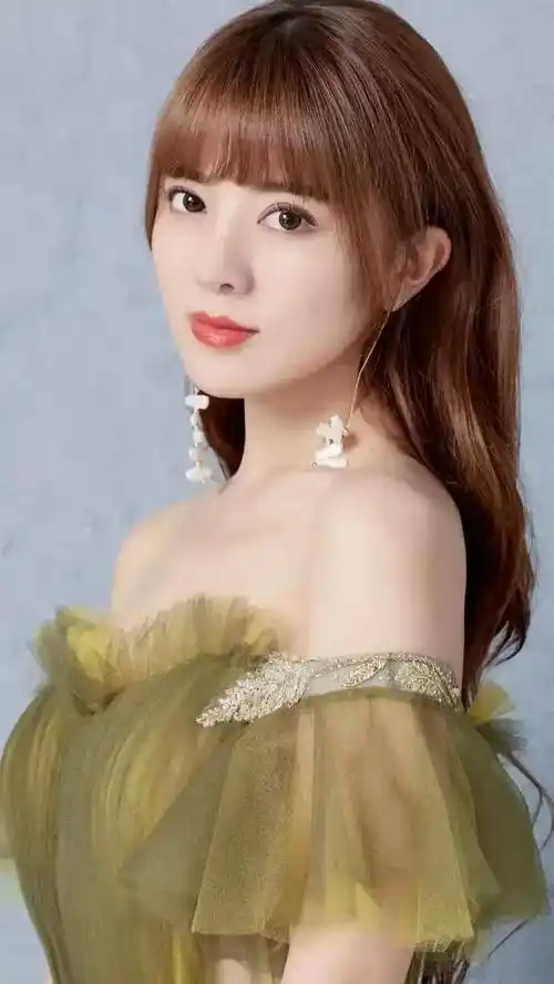 盛世美颜阿兰·达瓦卓玛性感迷人,才华横溢,歌声犹如天籁_月光_大雁