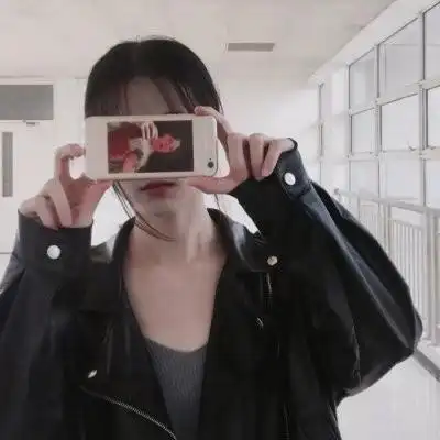 拿苹果手机的女生头像