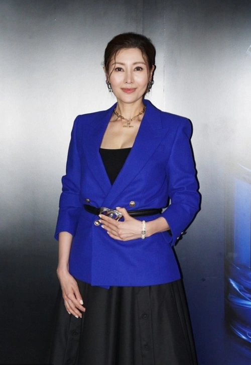 51岁的李嘉欣近照状态不错,穿搭端庄贵气,名副其实的"阔太"