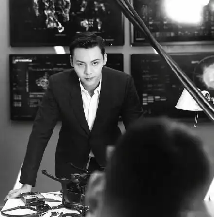 陈伟霆南方有乔木 时樾身材,倒三角腹肌长腿真是太帅了,西装造型雅痞