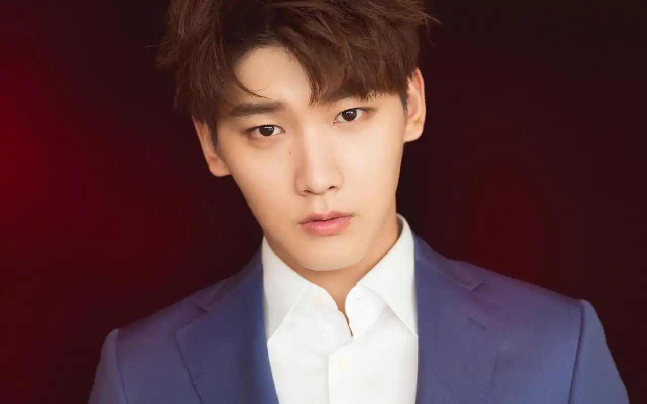 邢昭林帅气西装写真图片桌面壁纸