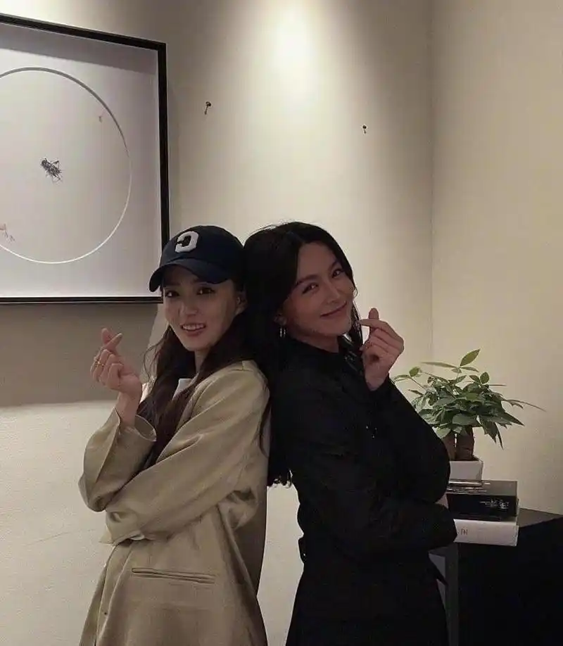 徐璐的小方脸好上镜,比文咏珊的脸还要小一圈