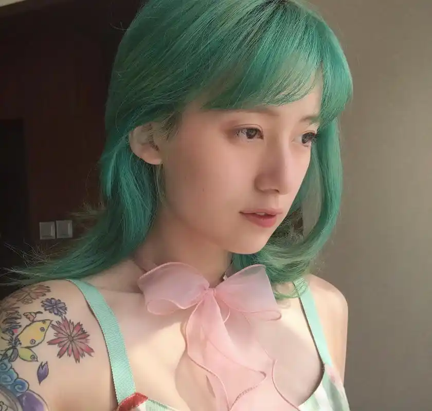 有一种"整容"叫黑尾酱卸妆,素颜的她清纯可爱,网友:女神