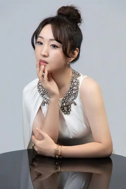 18日深夜,知名歌手,甜歌皇后杨钰莹在演出结束后晒出了几张美照,坏妹