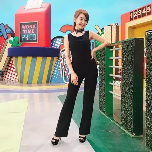 条纹可以视觉上显高显瘦,对于152cm的赖薇如来说,简直不要太友好咯