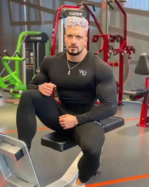 他靠一身变异肌肉火爆全球健身圈这肌肉线条太赞了