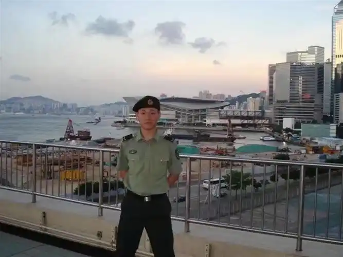 最早在艺校学表演的后来去了驻香港部队当了两年文艺兵这是我88年o型