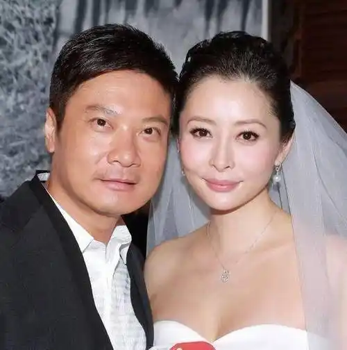 谢天华的妻子是李天恩,可以说里李天恩就是谢天华的贤内助,可以说有了