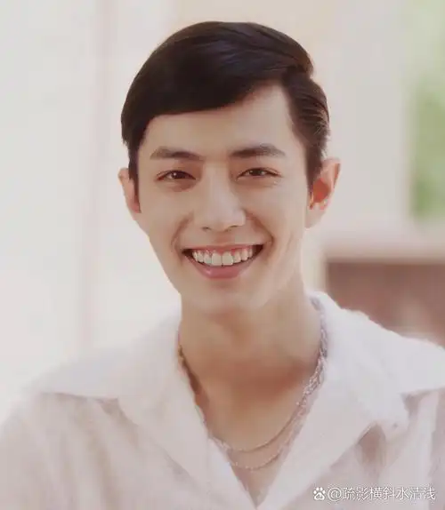 肖战的新发型引发热议,网友称其为复古风潮的代表,颜值依旧惊艳