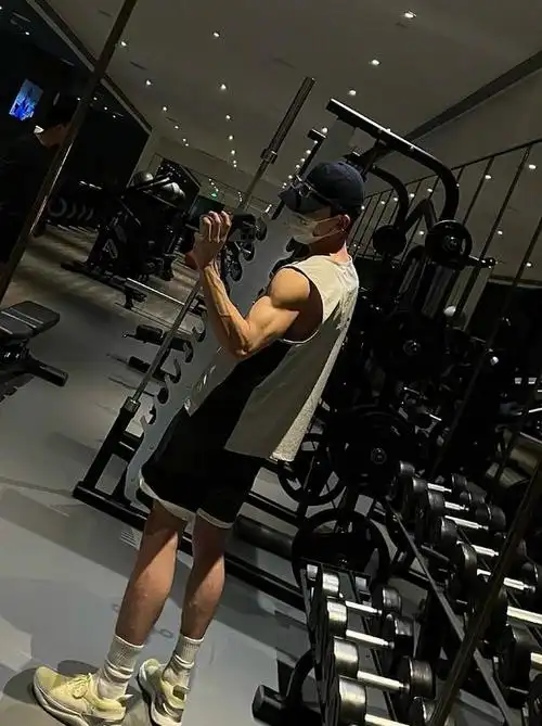 白敬亭晒健身照戏称自己为白举铁