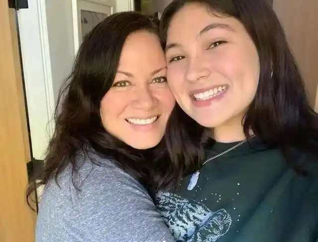 李香凝罕见在社交平台现身,她晒出了两张美丽的照片,庆祝自己宝贝女儿