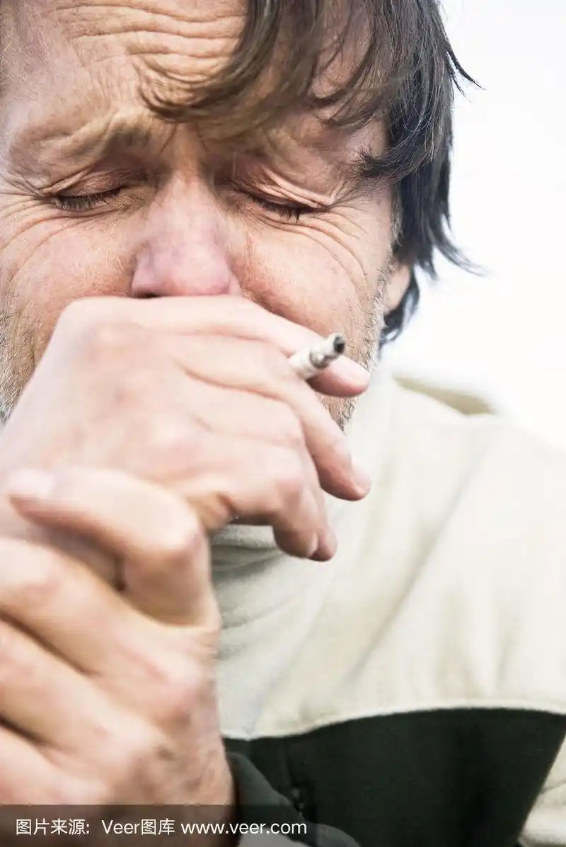 沮丧哭泣的男人抽烟