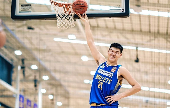 刘传兴攻防一体 秀姚明式中投默契配合肆虐篮下